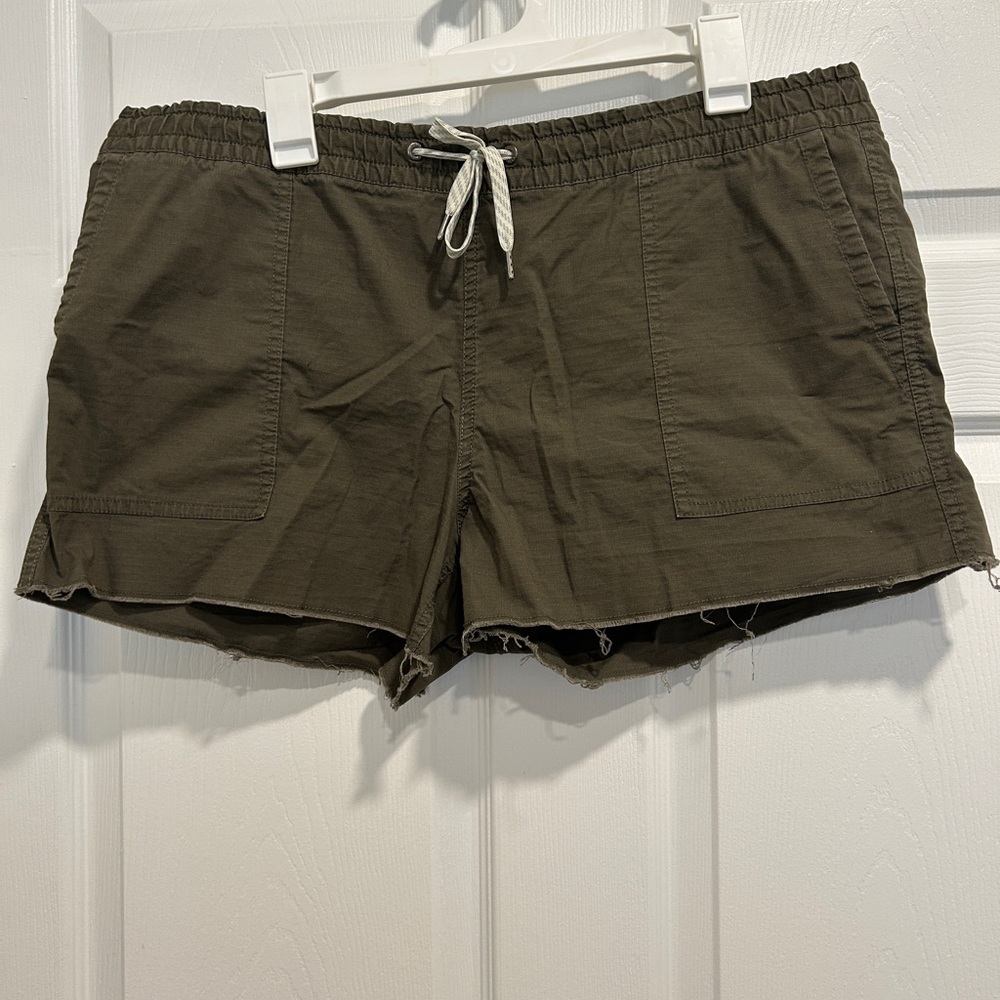 Vuori vintage ripstop Shorts women’s dark oregano green Xl